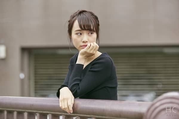 後悔している女性