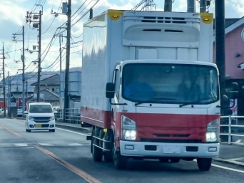 信号待ちをしていると後ろから来たトラックが前に停車　降りてきたドライバーが父に向かって（大阪府・50代男性）