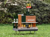 世界最小のマクドナルドがスウェーデンにオープン！顧客はなんとミツバチたち！（※ミツバチ出演中）