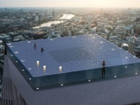 正気の沙汰？高所恐怖症には確実アウトな360度ビジョンの空中プールが高層ビルの屋上に建設予定（イギリス）