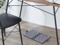 デスク下でこっそりリフレッシュ。折りたためる足つぼマットが新登場