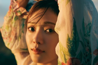 櫻坂46『田村保乃2nd写真集』　先行カット第6弾解禁！　荒野の夕陽をバックに「幻想的シチュエーション」