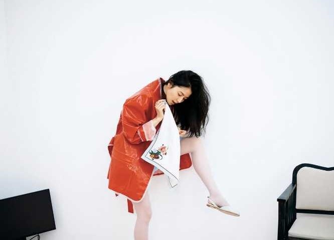 画像)長澤まさみ、38歳の“美脚”に騒然！鮮烈レッドのコート姿で放つ