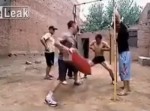 【中国】最強の“金玉”作り！　金的を無効化するためのトレーニング方法…