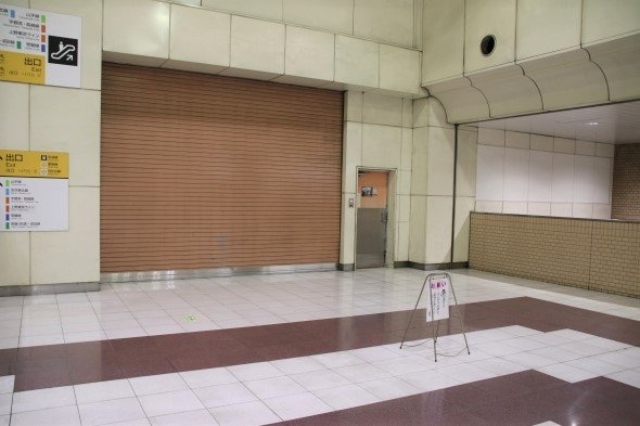 コンコースから新幹線改札に上るエスカレーター横にもシャッターで閉ざされた場所が