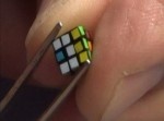 世界最小のルービックキューブを解く男の技がスゴい！