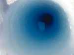 氷の穴に氷の塊を落としたら衝撃的な音が返ってきた・・・。