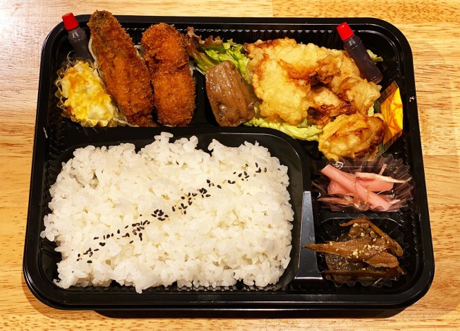 銀座の名店が弁当の販売開始 糧亭 銀座魚勝の裏メニュー 鳥天カキフライ弁当 が魅惑的 デイリーニュースオンライン