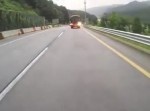 【閲覧注意】韓国の高速道路で観光バスが車に衝突した瞬間映像！