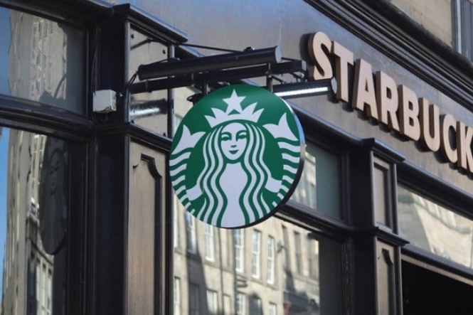 カップにメッセージ。スターバックス店員が少女に救いの手を差し伸べる