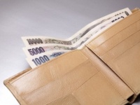 現金だけ自分のものに!?　道で財布を拾ったら男性はどうする？