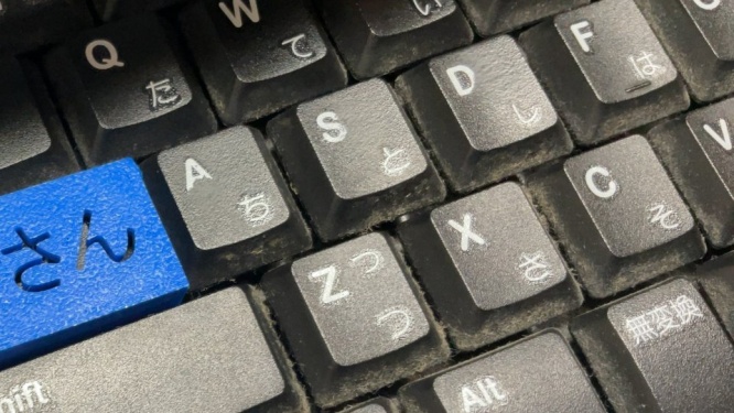 憎き「CapsLock」を封印せし猛者の登場に9.3万人喝采 「これが天才か、、」「やっぱ最後は物理だよね」