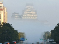 時空の歪みで現れた！？　白い霧に包まれた姫路城に驚きの声「タイムスリップしてやってきたよう」「現代と過去が混在したのかと」