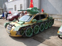 オンリーロシア。ロシアでは自家用車を戦車に魔改造するのが流行ってるらしい。