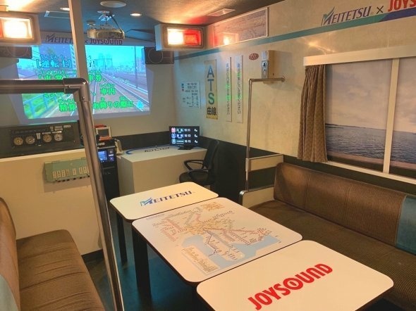 画像奥に見えるモニターに名鉄名古屋駅と同じ発車標が見える。その前にある椅子に座ってDJ駅員カラオケができる