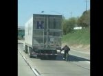 ここ高速道路だぞ… 自転車に乗った男性がトラックにつかまり並走！