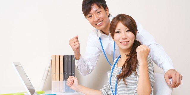協力して前向きに頑張る男女