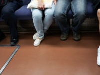 「ディズニーへ行くために乗った都会の混雑電車。1歳次男をあやしつつ、小2長男に話しかけてたら...」（新潟県・40代女性）