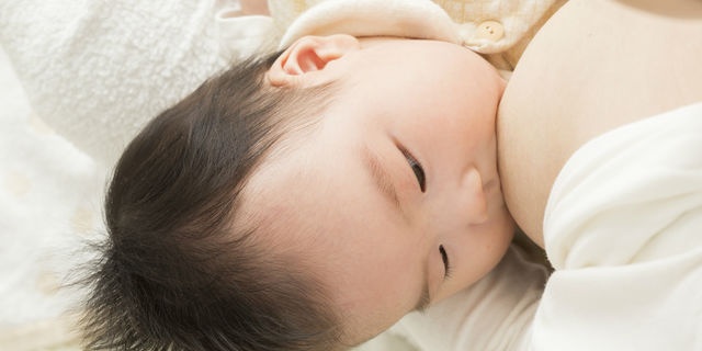 母乳を飲む赤ちゃん