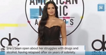 薬物の過剰摂取で病院に緊急搬送されたデミ・ロヴァート、約1週間経った今もなお病院で治療中