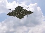 エンドレスで飛行が可能！？　太陽光発電で飛ぶドローンが誕生！