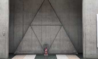 東京ビッグサイトに「伝説の消火器」眠る祠が存在してた件