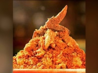 2種のチキンをもりもり積み上げ20センチ！　名古屋にそびえる「ジャンキー☆チキン」の赤き山