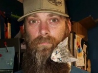ヒゲが猫を誘うのか、猫がヒゲに惹かれているのか。猫、ヒゲメンに救われ大家族の仲間入り