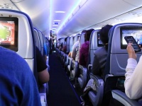 飛行機内で妊婦から席を譲るようお願いされた男性がそれを拒否した。私って間違ってる？