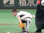石原さとみが始球式に登場！　今年は“◯◯投法”で決めた！！