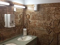 ドン・キホーテ中野店5階にある男子トイレの様子（ドンキホーテホールディングス提供。以下同）