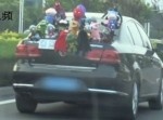 車にぬいぐるみを乗せまくった中国人が警察に！？