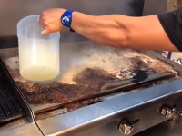 これはすごい！アメリカのレストランで使用されている鉄板の掃除方法