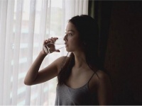 目のやり場に困る……佐々木希のセクシーCMに戸惑う視聴者続出