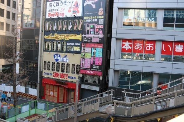 一見にぎやかなビルに見えるが、すべてがらんどうだ