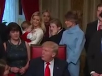 トランプ大統領の息子バロン君、署名する父の後ろでイヴァンカさんの赤ちゃんをあやす姿が「可愛い！」と話題に