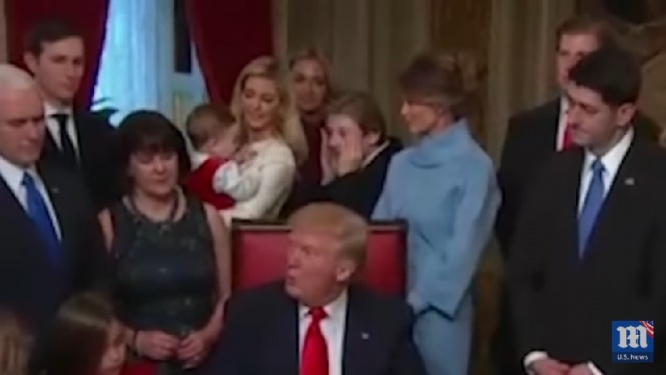 トランプ大統領の息子バロン君、署名する父の後ろでイヴァンカさんの赤ちゃんをあやす姿が「可愛い！」と話題に