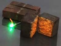 赤レンガがバッテリーに！赤茶けた色を最新導電素材に転換する技術（米研究）