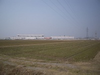 白山総合車両所の遠景（タンジェントさん撮影、Wikimedia Commonsより）