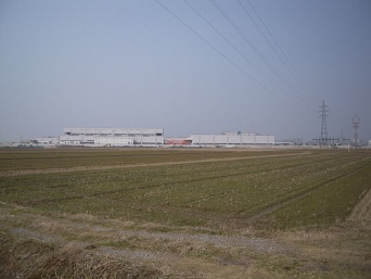 白山総合車両所の遠景（タンジェントさん撮影、Wikimedia Commonsより）