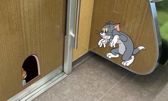 トムとジェリーが電車の中で追いかけっこ　阪急コラボ車両にネット絶賛「遊び心のセンスあるわ～」「乗りに行かねば」