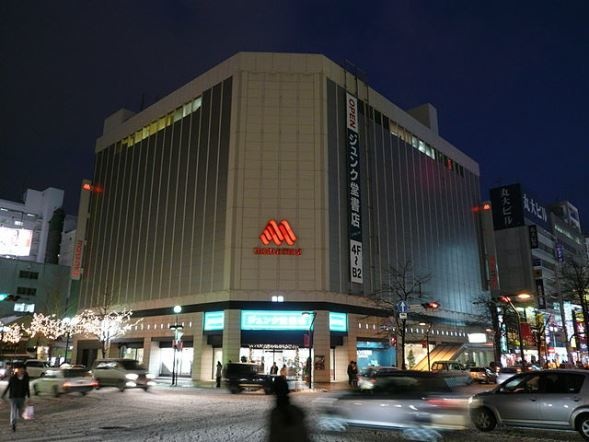 丸井今井札幌本店南館（RJDさん撮影、Wikipedia
