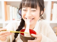 今度こそは阻止したい！　正月太りの原因4つ「○○の食べすぎ」「食っちゃ寝」……