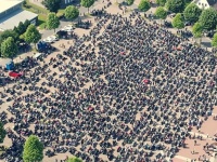 15000人以上のバイカーが集結！バイクが大好きな末期ガンの少年を励ますためのパレードが行われる