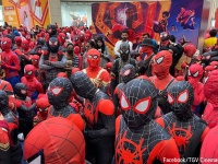 スパイダーマンに扮した685人がモールに結集！最大人数としてギネス記録更新