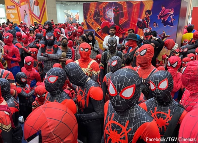 スパイダーマンに扮した685人がモールに結集！最大人数としてギネス記録更新