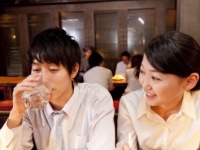 忘年会も仕事のひとつ！　職場の飲み会で「新人にありがちなNG行動」とは!?