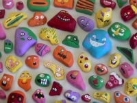 【これはユニーク！】1000個の石にカラフルな顔を描いて街にバラ撒く！？　パパと子供たちとの一大アートプロジェクトが話題に