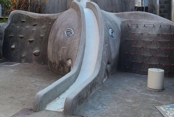 下段の象は牙がない