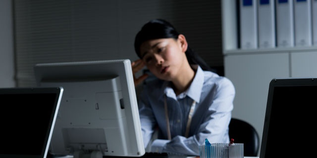 残業で疲労困憊の女性